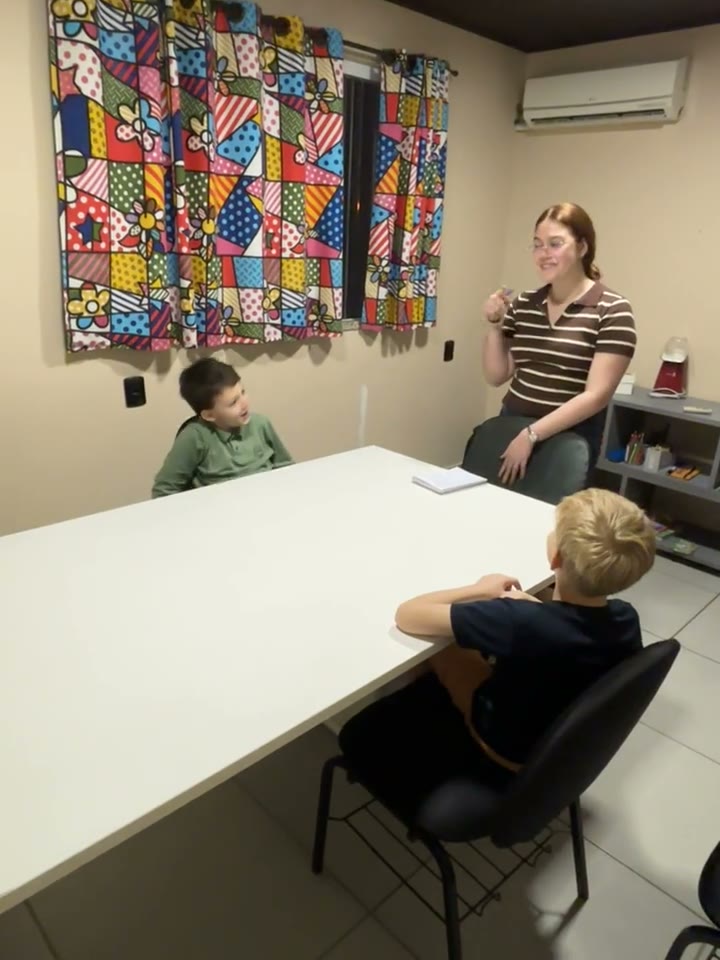 Professora com as crianças no Ministério Infantil