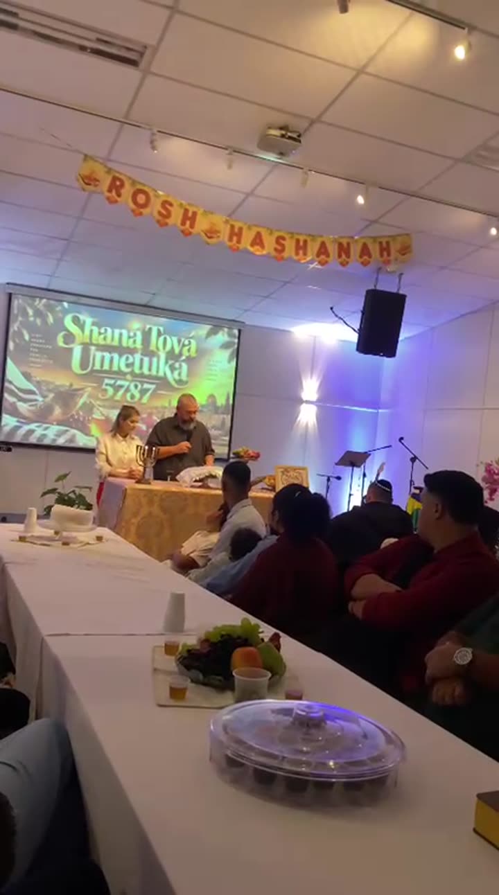 Mesa posta no culto de Rosh Hashaná na Tempo de Mesa